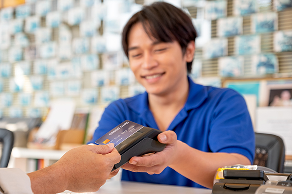 Descubra 3 opções de cartão para aposentados e se surpreenda com as vantagens. (Fonte: Edição/ Notícia de Última Hora).