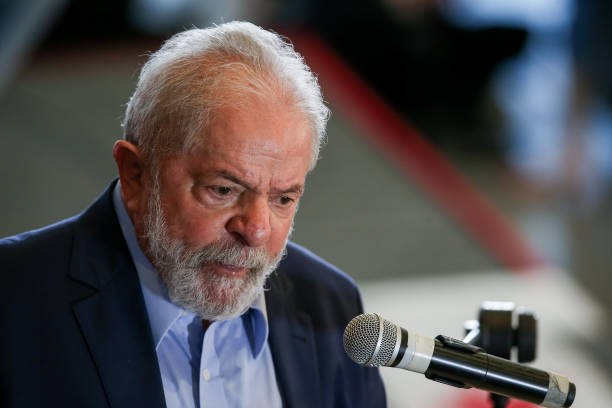 Promessas de passagens aéreas baratas e fila do INSS zerada não são cumpridas pelo presidente Lula em 2023. CONFIRA! (Fonte: Edição / Notícia de Última Hora).