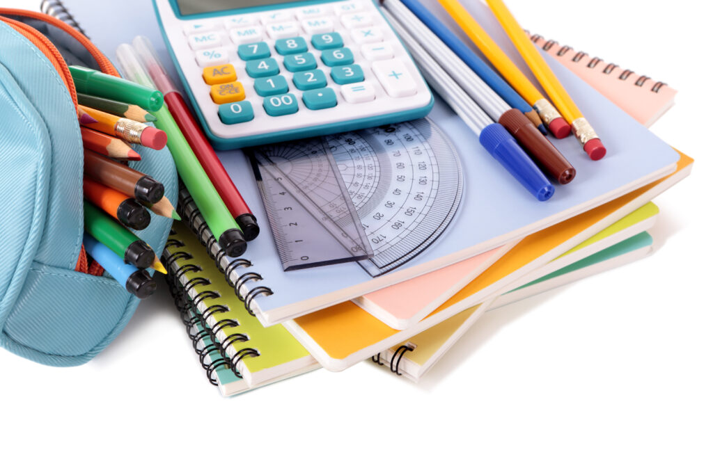 Saiba como economizar no material escolar dos filhos e melhorar a vida financeira no começo do ano. (Fonte: Freepik)