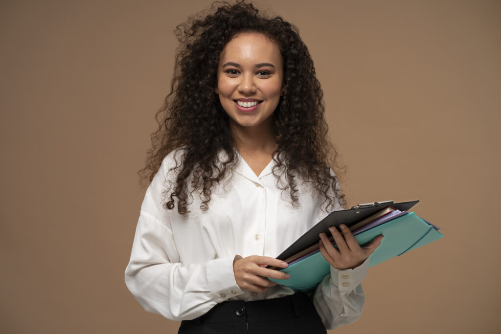 Confira vagas de emprego no Rio de Janeiro, e saiba como a taxa selic influencia nas ofertas de emprego. (Fonte: Freepik)
