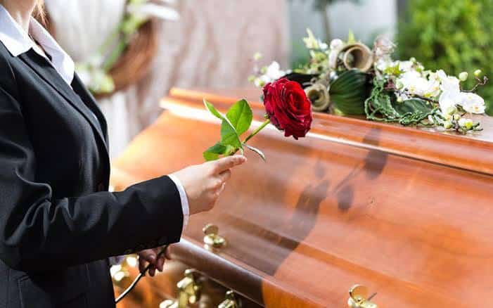 Mulher acorda a caminho da sua própria cremação em situação bizarra – Confira