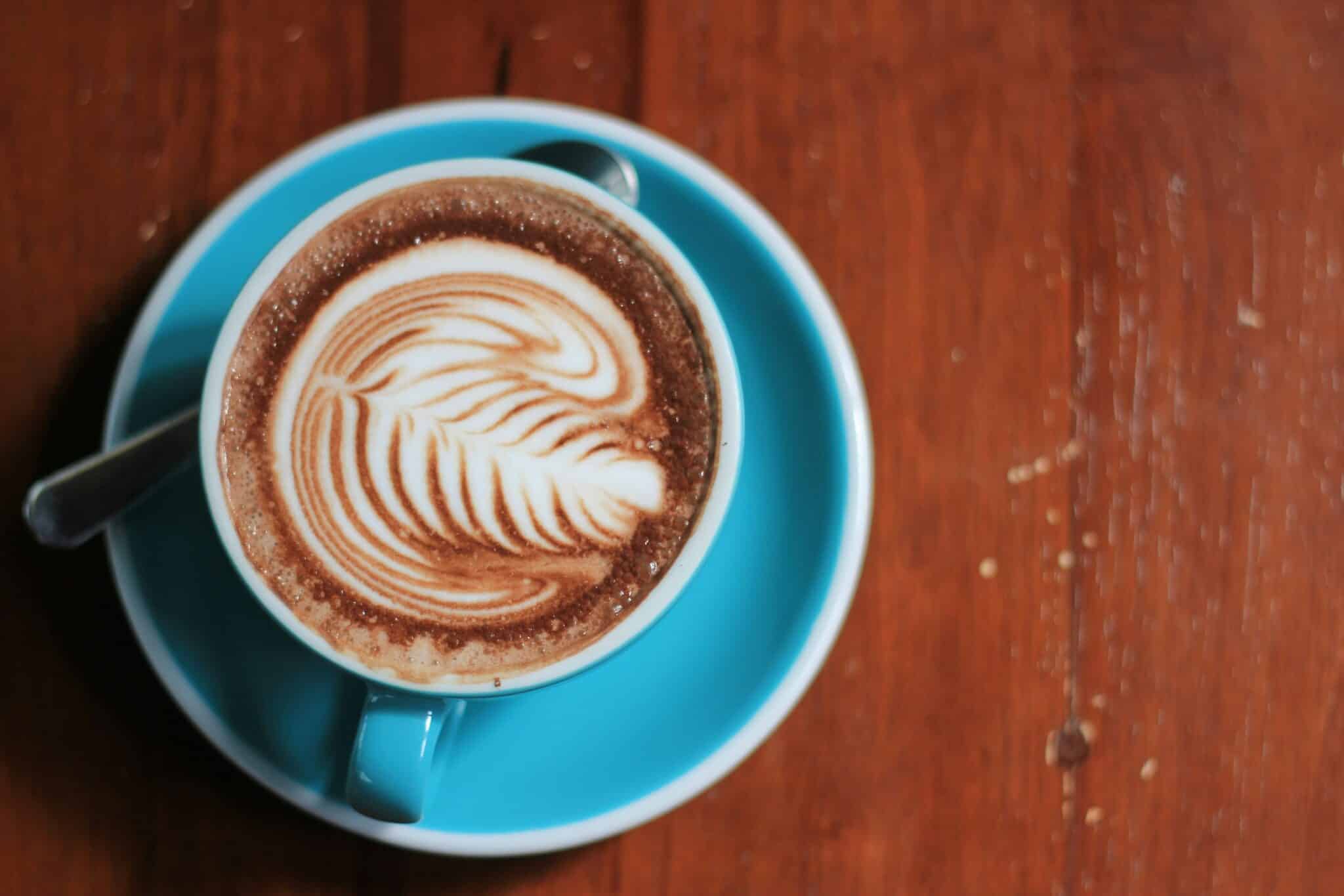 Café com Leite: O que Neurologistas Advertem sobre Essa Combinação?