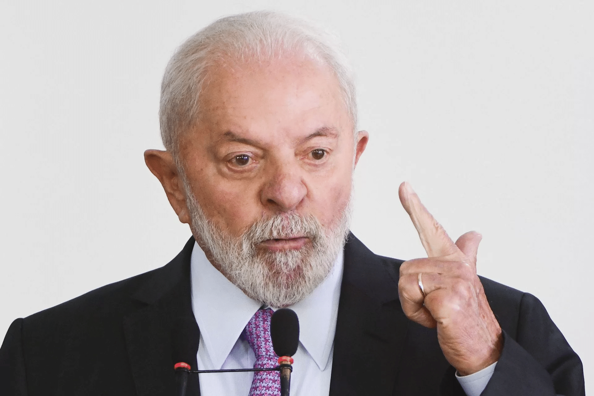 Lula crítica presidente do Banco Central e diz que ele foi teimoso em manter taxas de juros altas