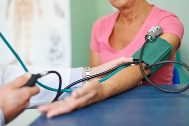 Descubra AGORA os 5 ALIMENTOS que AJUDAM a CONTROLAR a PRESSÃO ARTERIAL em IDOSOS. Confira!
