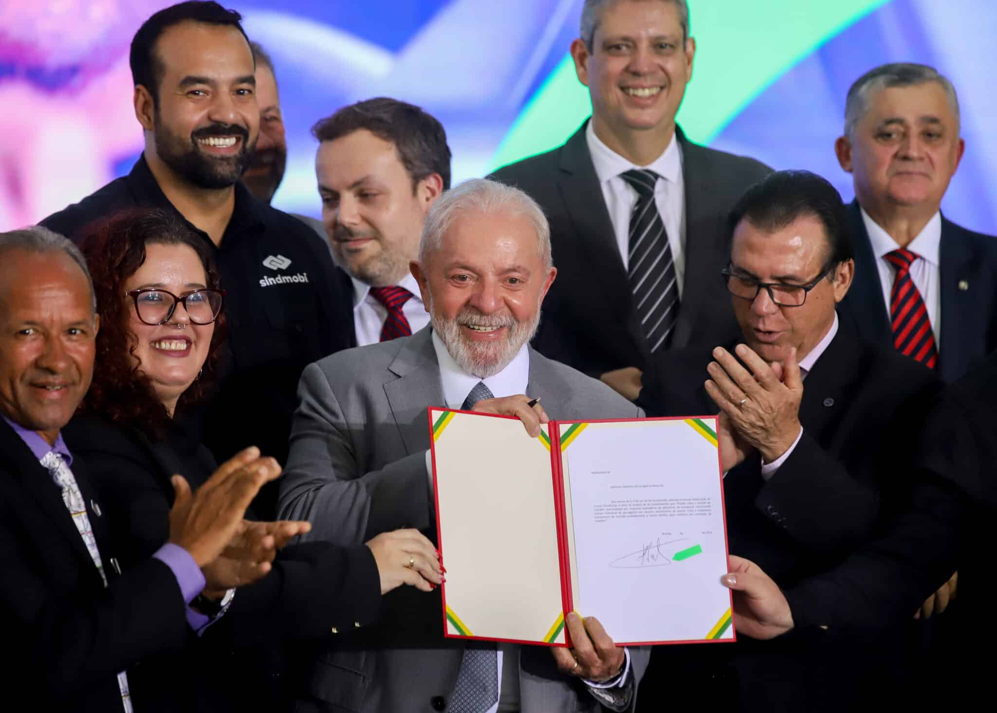 Direitos trabalhistas e previdenciários: Lula apresenta projeto para motoristas de apps