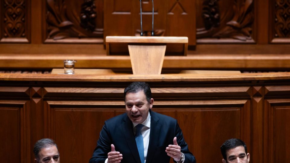 O primeiro-ministro de Portugal, Luis Montenegro, durante um debate no parlamento português em Lisboa sobre o novo programa de governo.