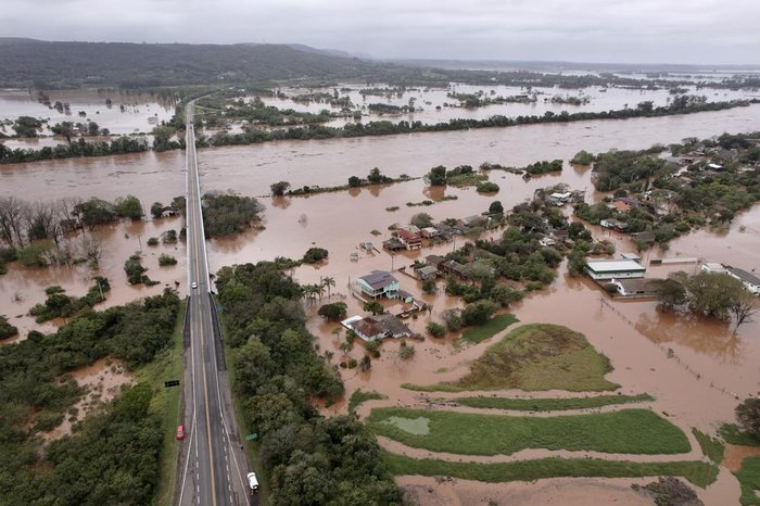 Foto de cidade gaúcha tomada por enchente.