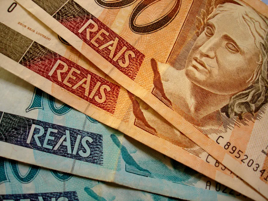 várias notas de 100 reais e 50 reais