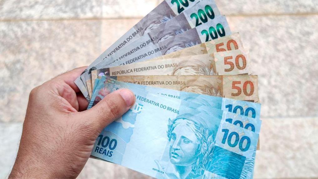 notas de cinquenta, cem e duzentos reais