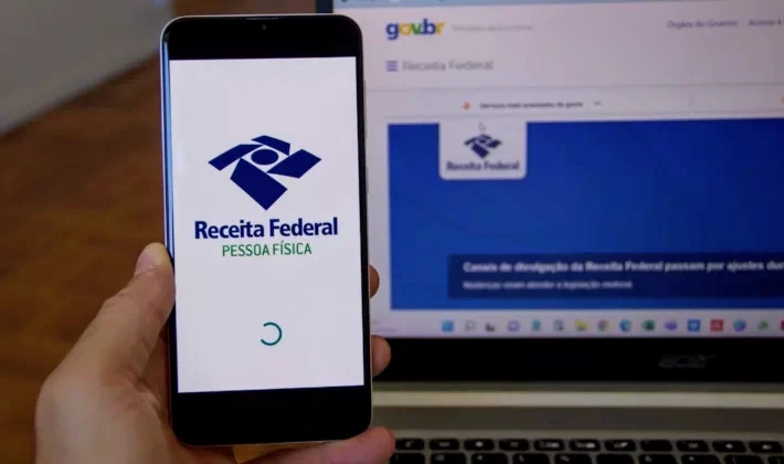 homem com o aplicativo da receita federal no celular