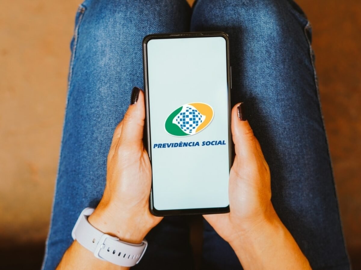 celular aberto no aplicativo meu inss