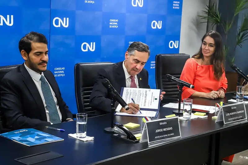 A portaria conjunta é assinada pelo ministro da AGU, Jorge Messias, pelo presidente do STF e do CNJ, ministro Luís Roberto Barroso, e por Adriana Maia Venturini, procuradora-geral federal (Foto: Rômulo Serpa/Ag.CNJ).
4o