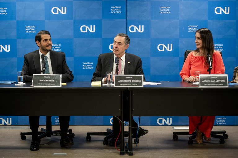 A portaria conjunta é assinada pelo ministro da AGU, Jorge Messias, pelo presidente do STF e do CNJ, ministro Luís Roberto Barroso, e por Adriana Maia Venturini, procuradora-geral federal (Foto: Rômulo Serpa/Ag.CNJ).