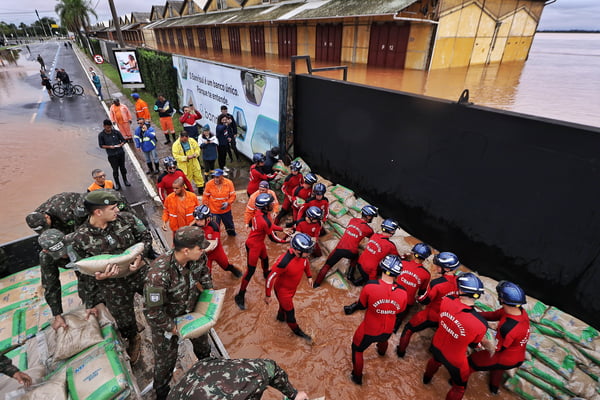 foto com imagem do exército brasileiro e profissionais da defesa ciil para falar sobre o número de mortos pela enchente no Rio Grande do Sul