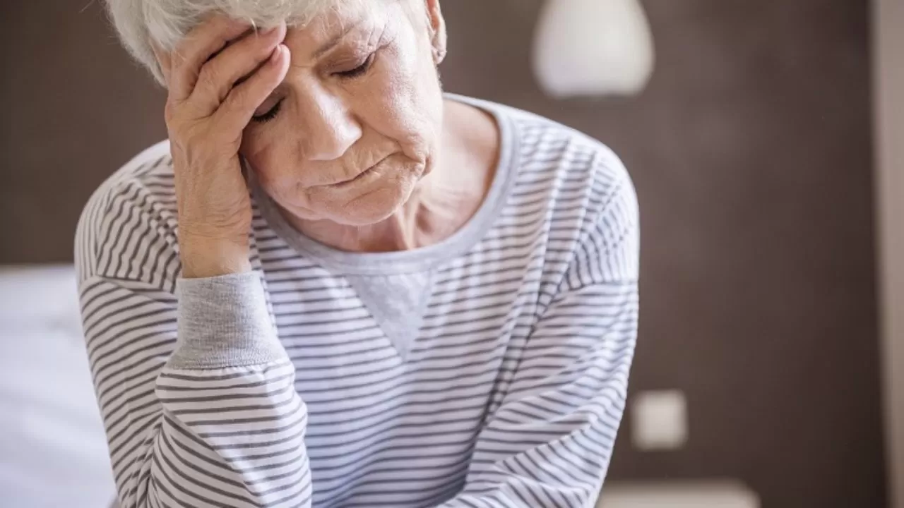 idosa sozinha e triste