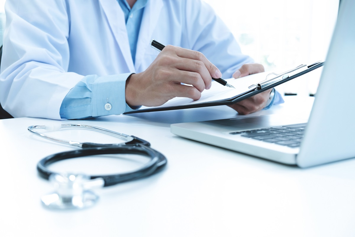 Médico com prancheta e computador. (Fonte: Reprodução Google)