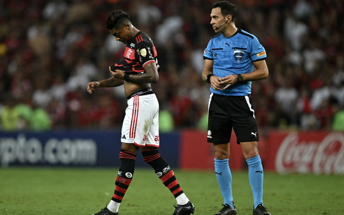 Bruno Henrique foi expulso durante a vitória do Flamengo sobre o Millonarios (Fonte: Reprodução Google)