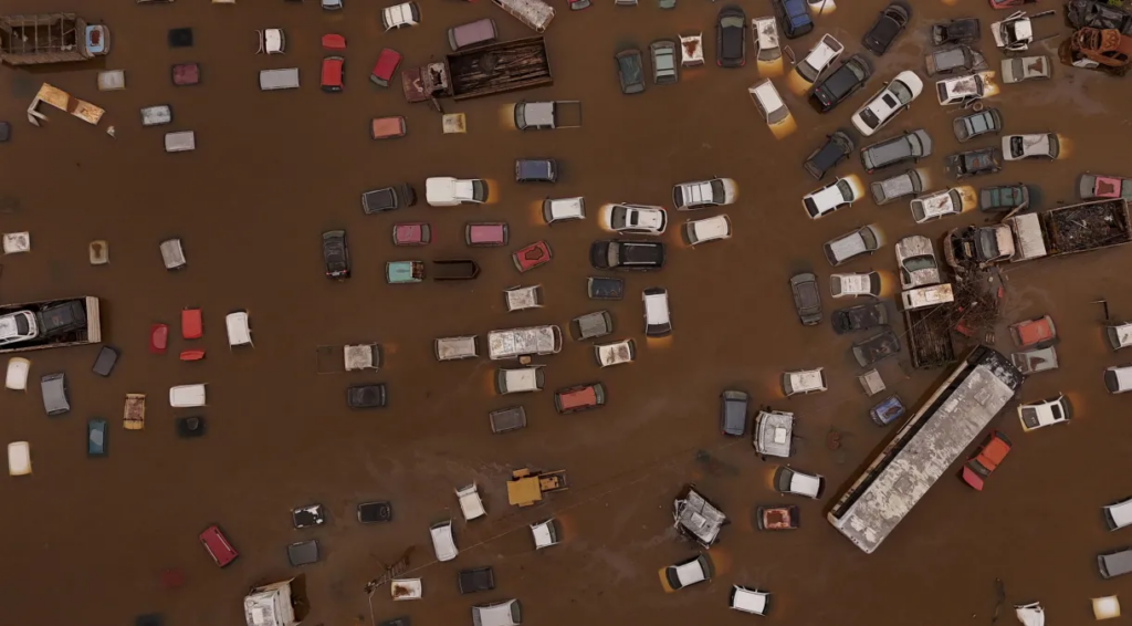 Carros submersos em pátio do Detran em Eldorado do Sul, no Rio Grande do Sul. (Fonte: Reprodução Google)