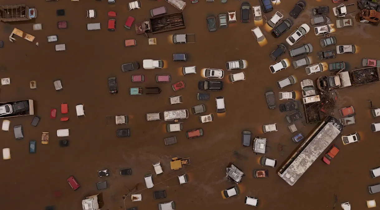 Carros submersos em pátio do Detran em Eldorado do Sul, no Rio Grande do Sul. (Fonte: Reprodução Google)
