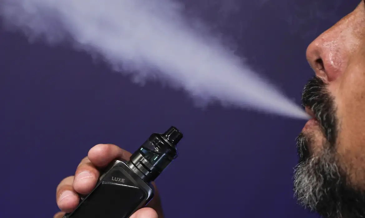 Homem usando cigarro eletrônico. (Fonte: Reprodução Google)