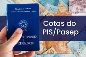 imagem com dinheiro e uma mão segurando a carteira de trabalho escrito cotas PIS PASEP