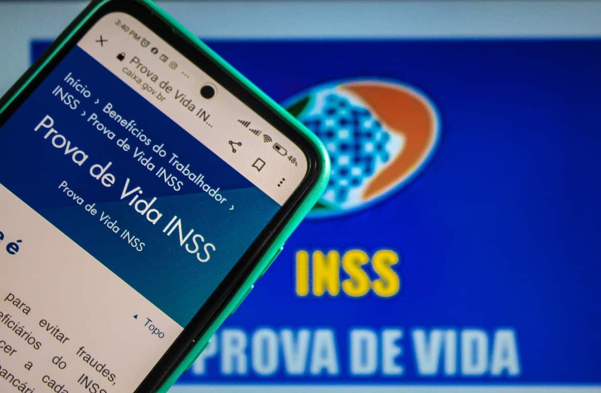 smartphone com site do meu inss aberto.