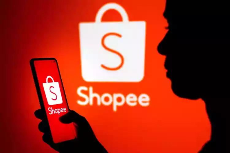 pessoa segurando o celular aberto no site da shopee