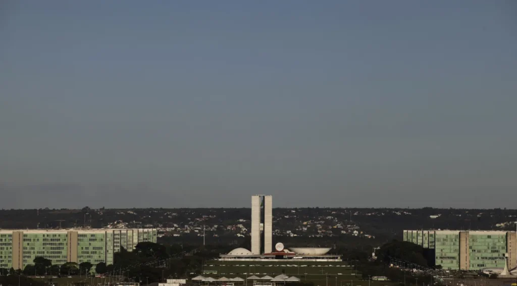 esplanada dos Ministérios com o Congresso Nacional ao horizonte, na capital brasileira, Brasília.





