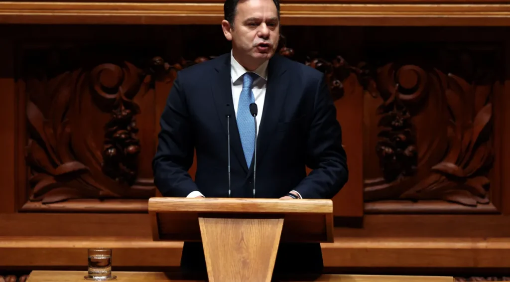 O primeiro-ministro de Portugal, Luis Montenegro, durante um debate no parlamento português em Lisboa sobre o novo programa de governo.