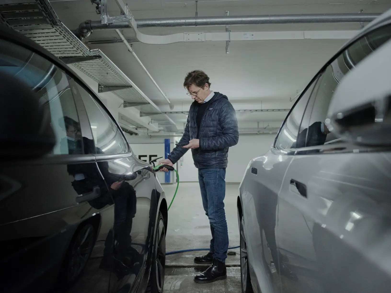 Cliente usa um sistema de carregamento de veículos elétricos da Mobility House em Munique. (Fonte: Reprodução/Google)