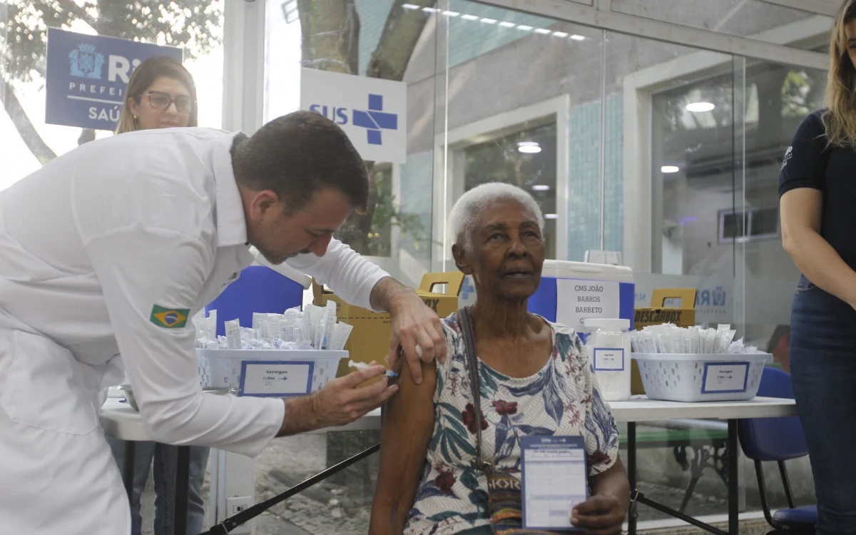 Pessoas com 60 anos ou mais já podem ser vacinadas com a vacina atualizada da covid-19/XBB (Fonte: Reprodução Google)