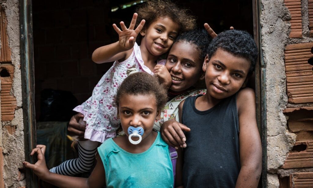 família