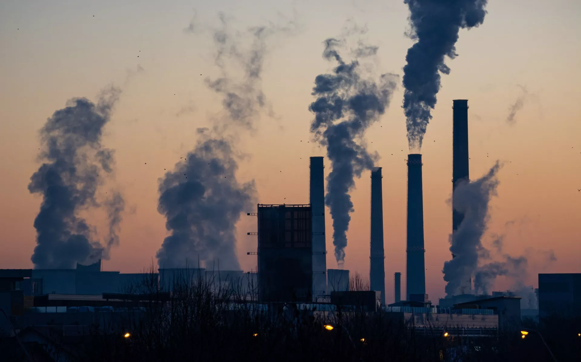 Empresas emitindo gases na atmosfera. (Fonte: Reprodução Google)