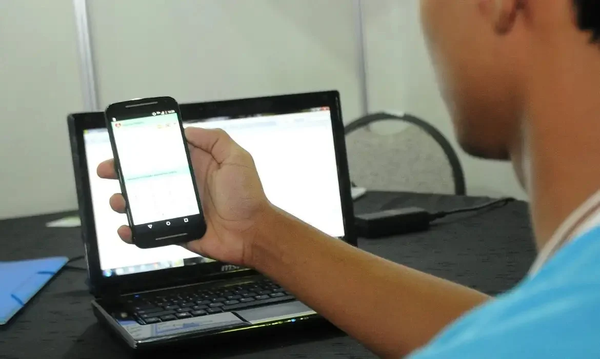 Estudante acessando plataforma digital. (Fonte: Reprodução Google)