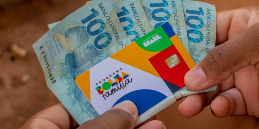 EXTRAORDINÁRIO: PIX de mais de R$ 700 pode ser pago para algumas pessoas! Descubra quem recebe (Fonte: CadÚnico)