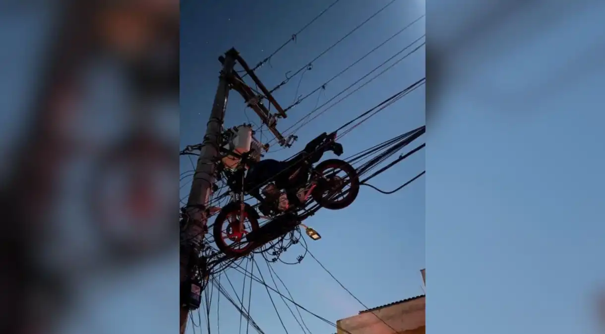 ATENÇÃO! Queda de balão em SP causa acidente: motocicleta fica presa na fiação elétrica – Veja o que aconteceu! (Fonte: Kauê Ribeiro)