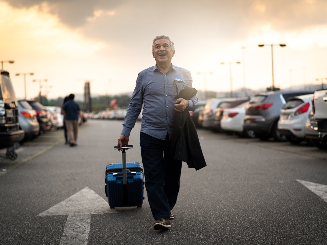 Boa notícia! Governo lançou programa que dá descontos para idosos viajarem de avião! Veja quem pode participar